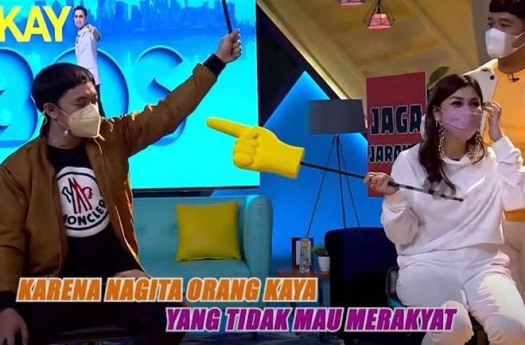 Nagita Slavina disebut tak merakyat karena ogah naik taksi. (Youtube/Trans7Official)