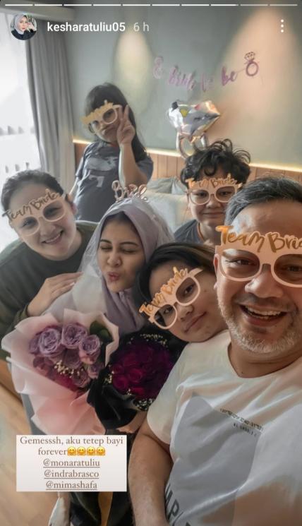 Kesha Ratuliu dan keluarga Mona Ratuliu (Instagram/@kesharatuliu05)