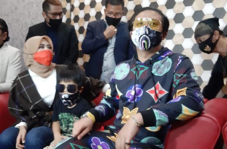Rey Utami dan Pablo Benua bersama putranya, Aaron Tudor Benua. [Herwanto/MataMata.com]