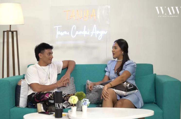 Anya Geraldine bersama Jefri Nichol. (YouTube/WAW Entertainment)