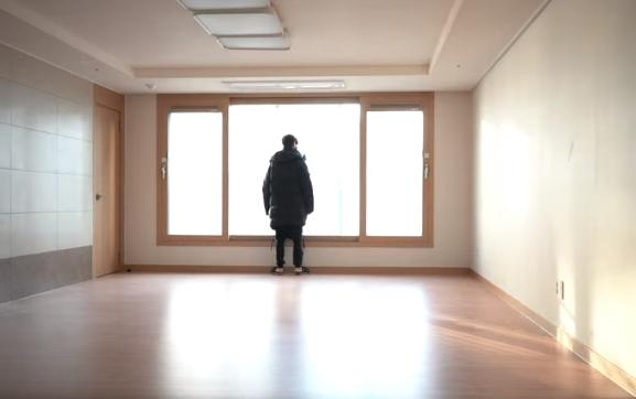 Mark saat tinggalkan apartemennya (Youtube.com)