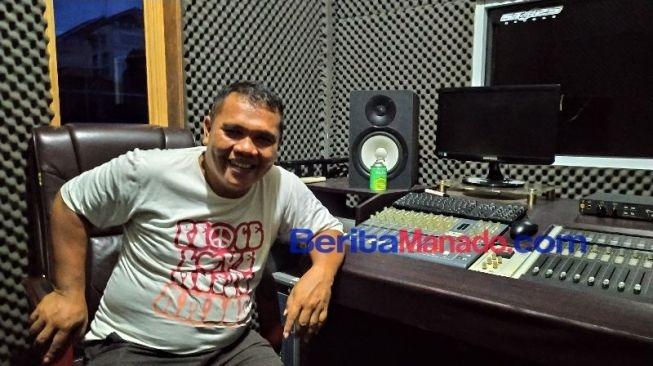 Semuel Takatelide, pencipta Lagu Terpesona. (beritamanado.com)
