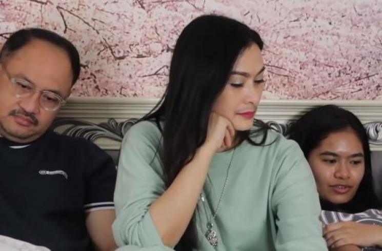 Iis Dahlia takut ditinggalkan anak. (Youtube/IsdaFamily)