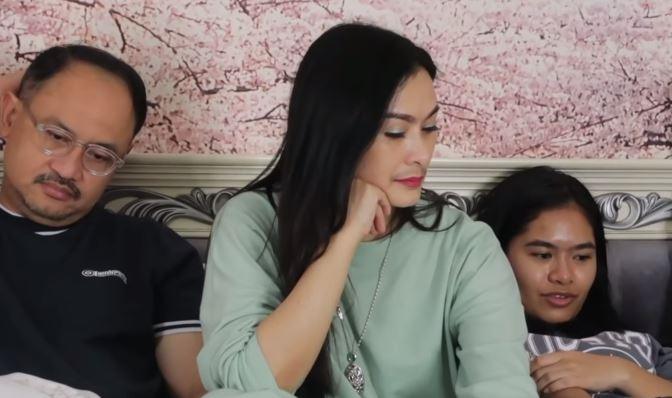 Iis Dahlia takut ditinggalkan anak. (Youtube/IsdaFamily)
