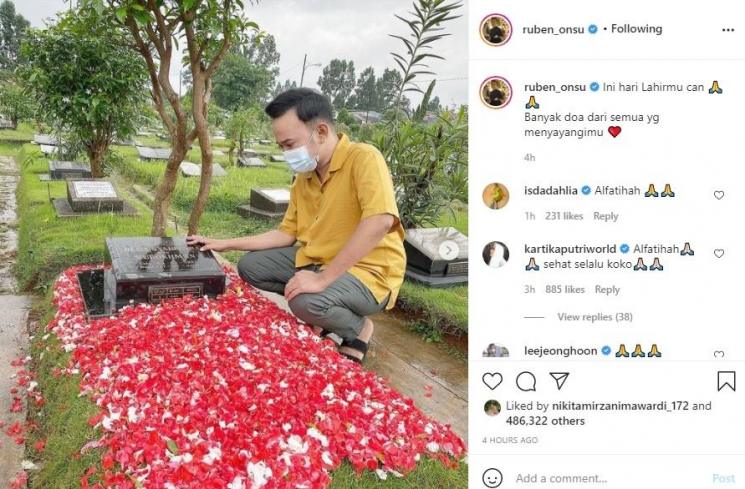 Ruben Onsu ziarah ke makam Olga Syahputra. (Instagram/@ruben_onsu)