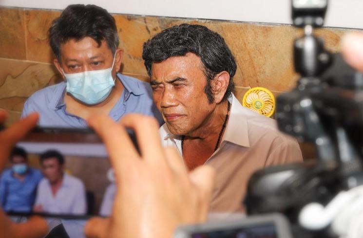 Pedangdut Rhoma Irama saat menggelar konferensi pers terkait tertangkapnya kembali Ridho Rhoma dalam kasus Narkoba, di Mampang, Jakarta Selatan, Senin (8/2/2021). [Matamata.com/Alfian Winanto] 