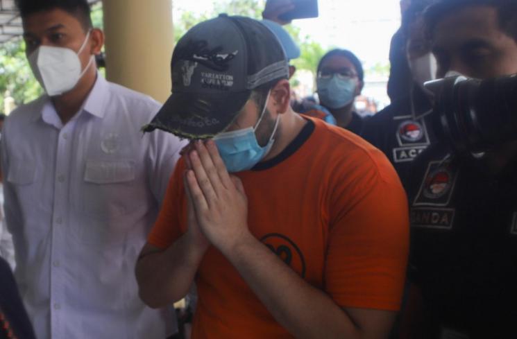 Penyanyi Ridho Rhoma meminta maaf dihadapan awak pers ketika dihadirkan saat rilis kasus narkoba yang menjeratnya di Polres Pelabuhan Tanjung Priok, Jakarta Utara, Senin (8/2/2021). [Matamata.com/Alfian Winanto]