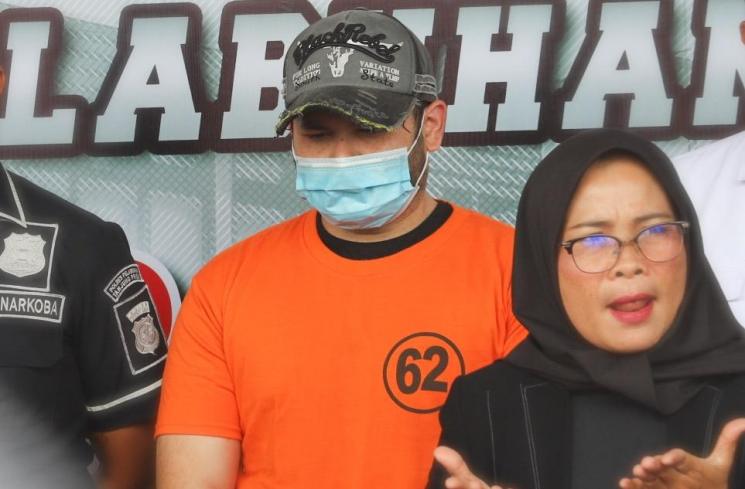 Penyanyi Ridho Rhoma meminta maaf dihadapan awak pers ketika dihadirkan saat rilis kasus narkoba yang menjeratnya di Polres Pelabuhan Tanjung Priok, Jakarta Utara, Senin (8/2/2021). [Matamata.com/Alfian Winanto]