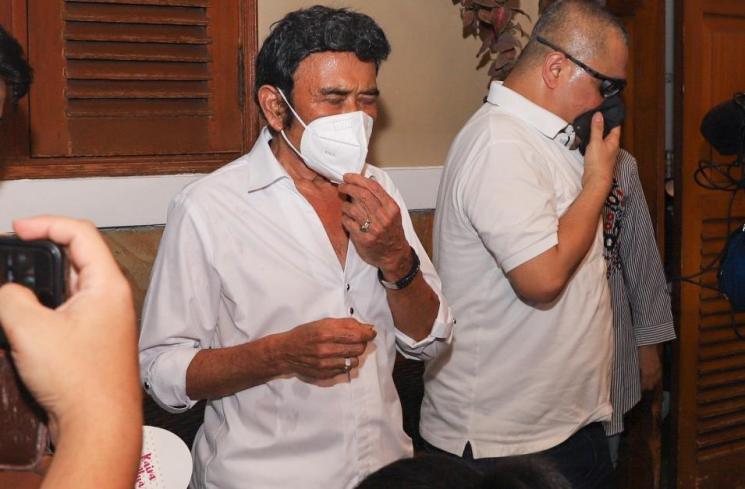 Pedangdut Rhoma Irama saat menggelar konferensi pers terkait tertangkapnya kembali Ridho Rhoma dalam kasus Narkoba, di Mampang, Jakarta Selatan, Senin (8/2/2021). [Matamata.com/Alfian Winanto] 
