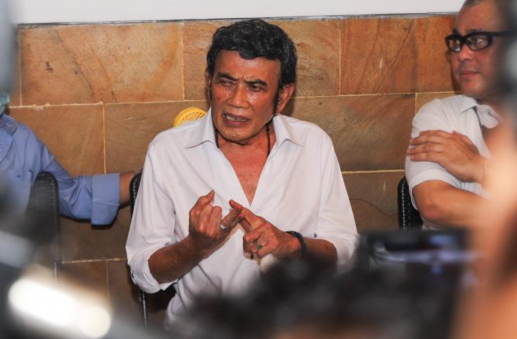 Pedangdut Rhoma Irama saat menggelar konferensi pers terkait tertangkapnya kembali Ridho Rhoma dalam kasus Narkoba, di Mampang, Jakarta Selatan, Senin (8/2/2021). [Matamata.com/Alfian Winanto] 