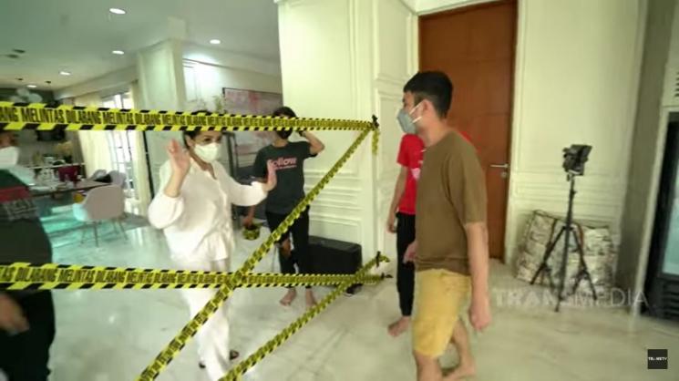 Raffi Ahmad Syok Nagita Slavina Pasang Garis Polisi di Rumahnya. (YouTube/@TRANS TV Official)