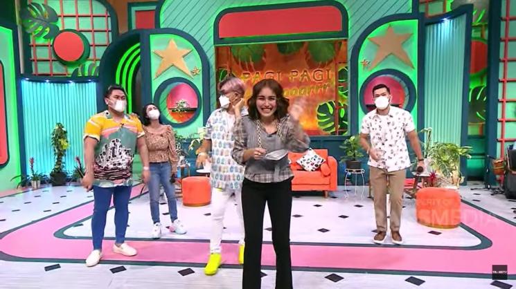 Ayu Ting Ting malu-malu diminta sapa mantan. (YouTube/TRANS TV Official)