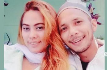 5 Potret Mesra Norman Kamaru dan Istri, Doyan Main di Pantai