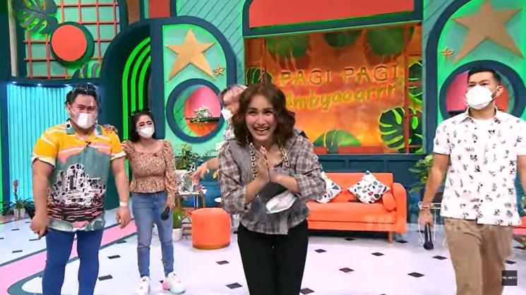 Ayu Ting Ting malu-malu diminta sapa mantan. (YouTube/TRANS TV Official)