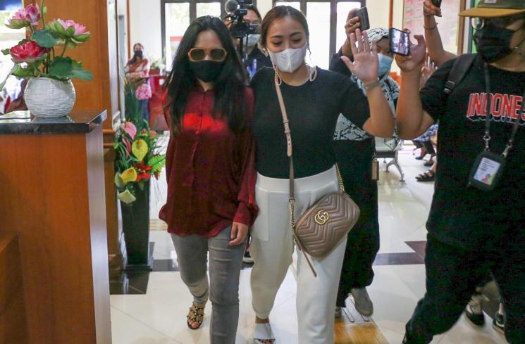 Selebgram Rachel Vennya saat menjalani sidang perceraiannya di Pengadilan Agama Jakarta Selatan, Selasa (9/2/2021). [Matamata.com/Alfian Winanto]
