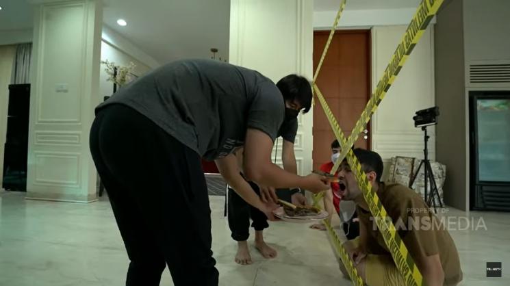 Raffi Ahmad Syok Nagita Slavina Pasang Garis Polisi di Rumahnya. (YouTube/@TRANS TV Official)