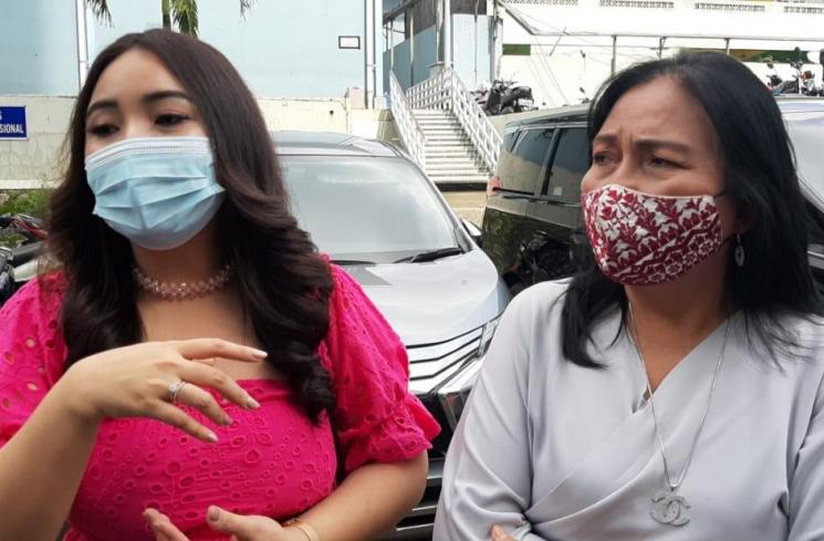 Ibunda Amanda Manopo, Henny Manopo Lugue (kanan) bersama kakanya, Felicia Angelica Manopo Lugue (kiri). (Matamata.com/Herwanto)