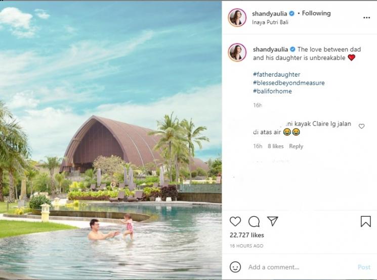 Anak Shandy Aulia sedang berenang. (Instagram/@shandyaulia)