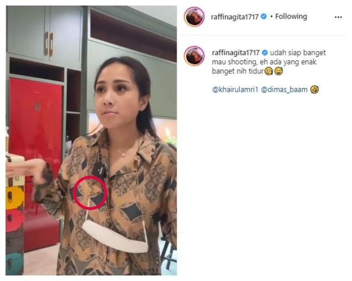 Tali masker Nagita Slavina merek Chanel. (Instagram/@raffinagita1717)