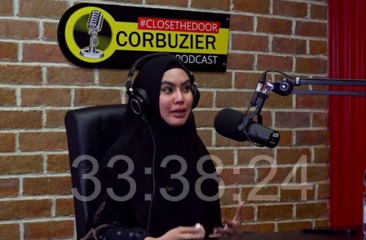 Kartika Putri ceritakan cemburu. (Youtube/DeddyCorbuzier)