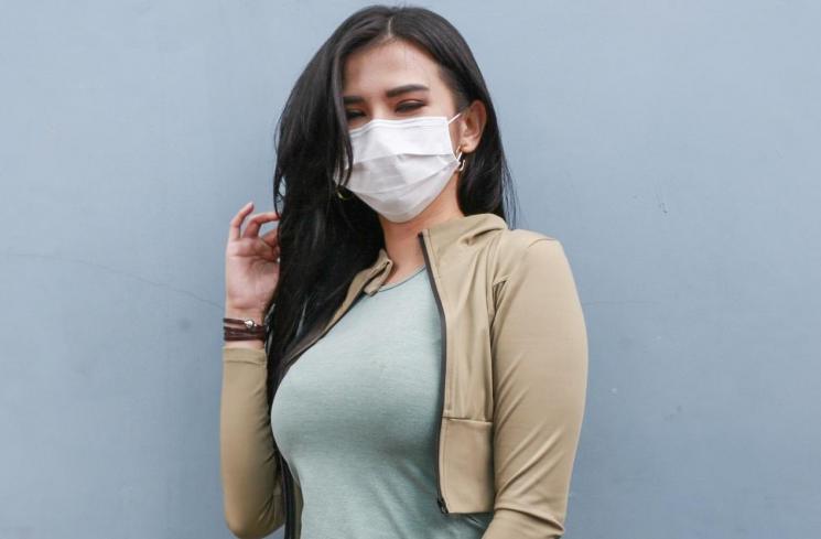FOTO: Pose-pose Seksi Maria Vania Pakai Kaus Ketat