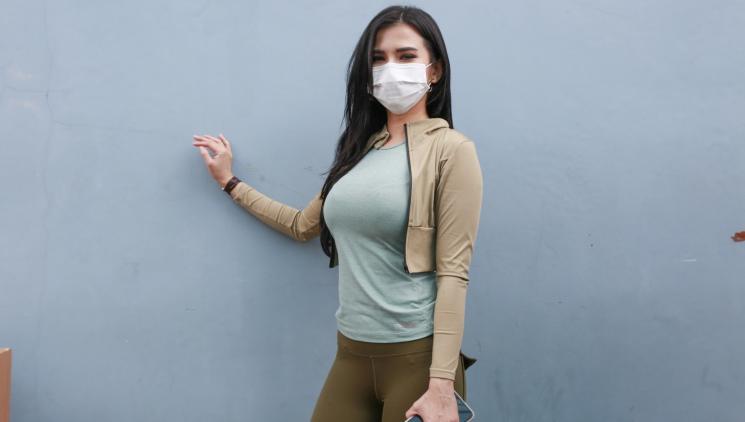 Presenter Maria Vania berpose di depan kamera saat ditemui di Kawasan Tendean, Jakarta Selatan, Rabu (10/2/2021). [Matamata.com/Alfian Winanto]