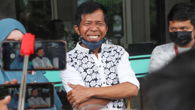 Komedian Kiwil berpose di depan kamera ketika ditemui usai menjalani sidang cerai di Pengadilan Agama Jakarta Selatan, Rabu (10/2/2021). [Matamata.com/Alfian Winanto]