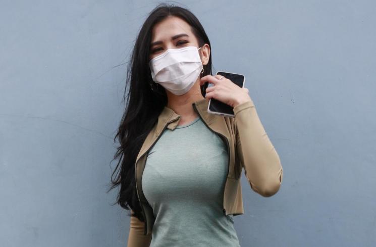 FOTO: Pose-pose Seksi Maria Vania Pakai Kaus Ketat