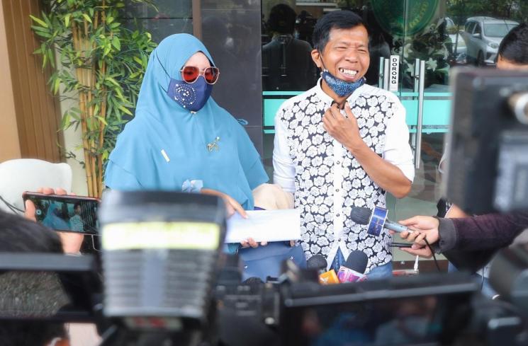 Komedian Kiwil dan Istri pertamanya, Rochimah berpose di depan kamera ketika ditemui usai menjalani sidang cerai di Pengadilan Agama Jakarta Selatan, Rabu (10/2/2021). [Matamata.com/Alfian Winanto]