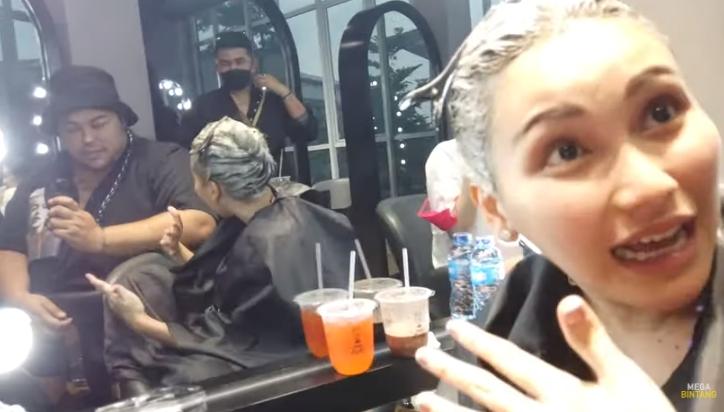 Ayu Ting Ting saat ngobrol bareng Ivan Gunawan (Youtube.com/IvanGunawan)