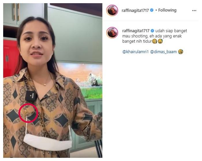 Tali masker Nagita Slavina merek Chanel. (Instagram/@raffinagita1717)