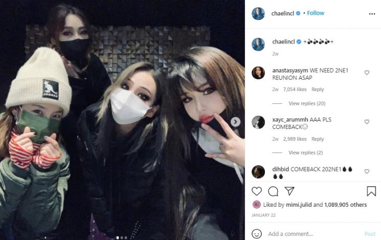 Postingan CL bersama eks member 2NE1 (Instagram.com)