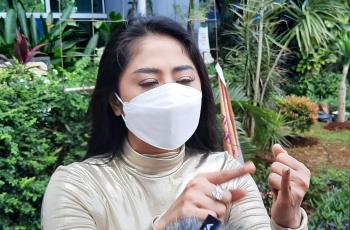 Dibully Salah Sebut Nama Obat, Dewi Perssik Ngomel-ngomel Masih Pakai Handuk