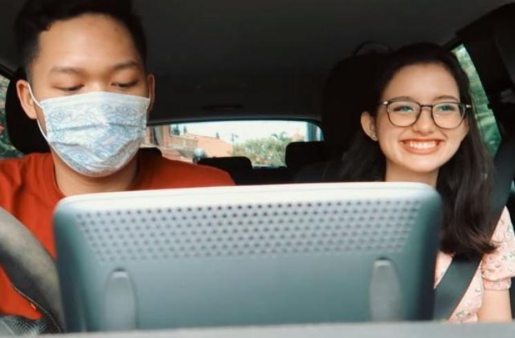 Azriel Hermansyah dan Sarah Menzel. (Youtube/TheHermansyahA6)
