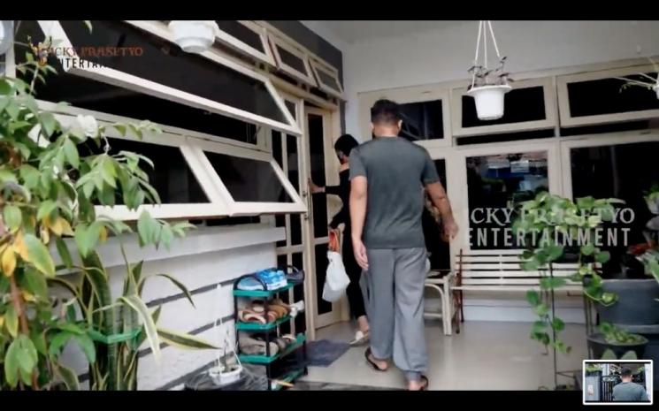 Rumah Ibunda Kalina Ocktaranny. (YouTube/Vicky Prasetyo Entertainment)
