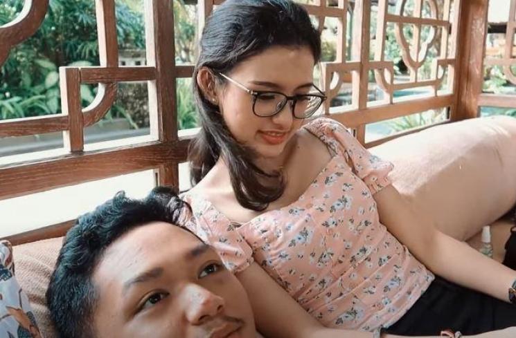 Azriel Hermansyah dan Sarah Menzel. (Youtube/TheHermansyahA6)