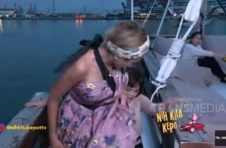 Nikita Mirzani dan Dinar Candy (YouTube/Trans TV Official)