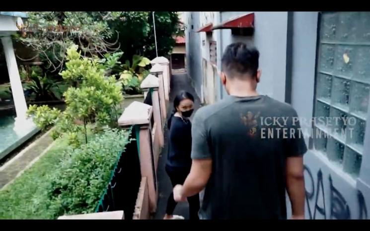 Rumah Ibunda Kalina Ocktaranny. (YouTube/Vicky Prasetyo Entertainment)