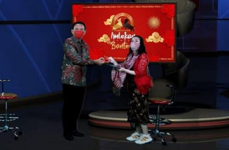 Tina Toon dapat angpao dari Ahok. (Youtube/PDIPerjuangan)