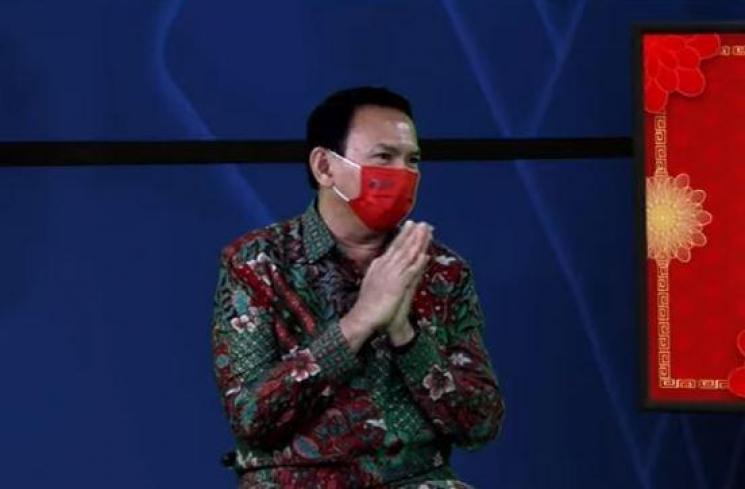 Tina Toon dapat angpao dari Ahok. (Youtube/PDIPerjuangan)