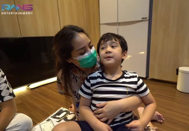 Nagita Slavina dan Rafathar (Youtube.com)