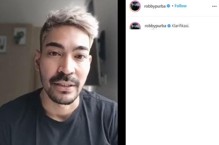 Robby Purba dorong pelayan. (Instagram/@robbypurba)