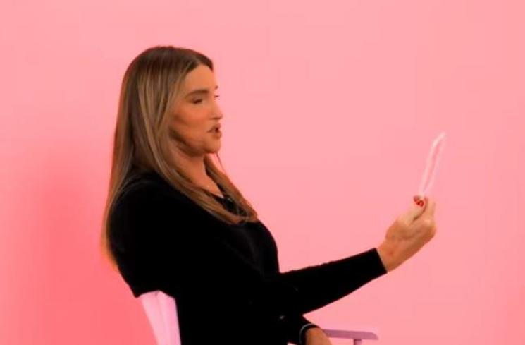 Caitlyn Jenner didandani Kylie Jenner. (Youtube/CaitlynJenner)