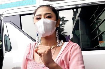 Dewi Perssik Siap Pukul Kepala Seseorang, Tantang Nikita Mirzani?