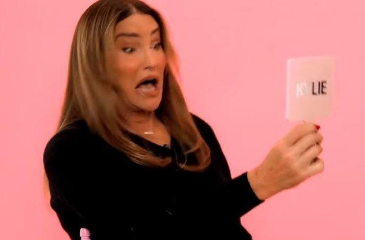 Caitlyn Jenner didandani Kylie Jenner. (Youtube/CaitlynJenner)