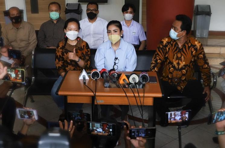 Penyanyi Nindy Ayunda saat menggelar konferensi pers terkait dugaan KDRT yang diterimanya daei sang suami, Askara Parasady Harsono di Kantor Komnas Perempuan, Jakarta Pusat, Selasa (16/2/2021). [Matamata.com/Alfian Winanto]