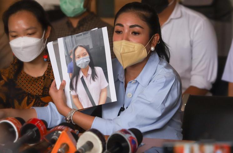 Penyanyi Nindy Ayunda saat menggelar konferensi pers terkait dugaan KDRT yang diterimanya daei sang suami, Askara Parasady Harsono di Kantor Komnas Perempuan, Jakarta Pusat, Selasa (16/2/2021). [Matamata.com/Alfian Winanto]