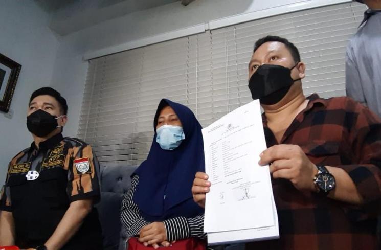 Pengacara Milona (kiri) Rini Diana istri supir pribadi Nindy Ayunda (tengah) Lisman Hasibuan (kanan). (Matamata.com/Herwanto)