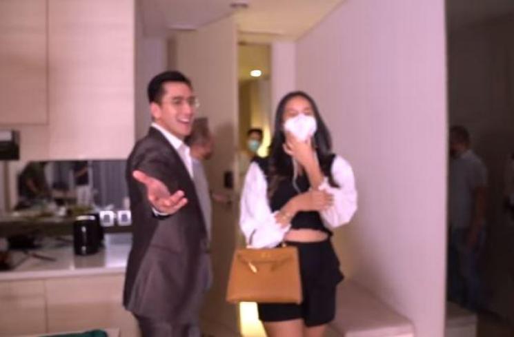 Verrell Bramasta kasih surprise Anya Geraldine. (Youtube/VRLBramasta)