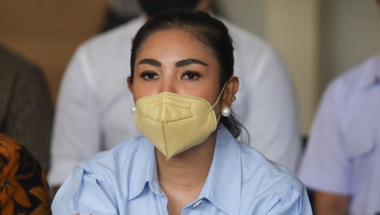 Penyanyi Nindy Ayunda saat menggelar konferensi pers terkait dugaan KDRT yang diterimanya daei sang suami, Askara Parasady Harsono di Kantor Komnas Perempuan, Jakarta Pusat, Selasa (16/2/2021). [Matamata.com/Alfian Winanto]